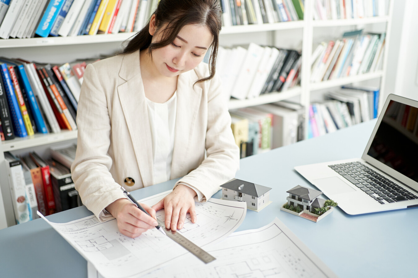 一級建築士、二級建築士を目指す建設エンジニアの仕事内容をご紹介。やりがいや魅力、給料など、徹底解説